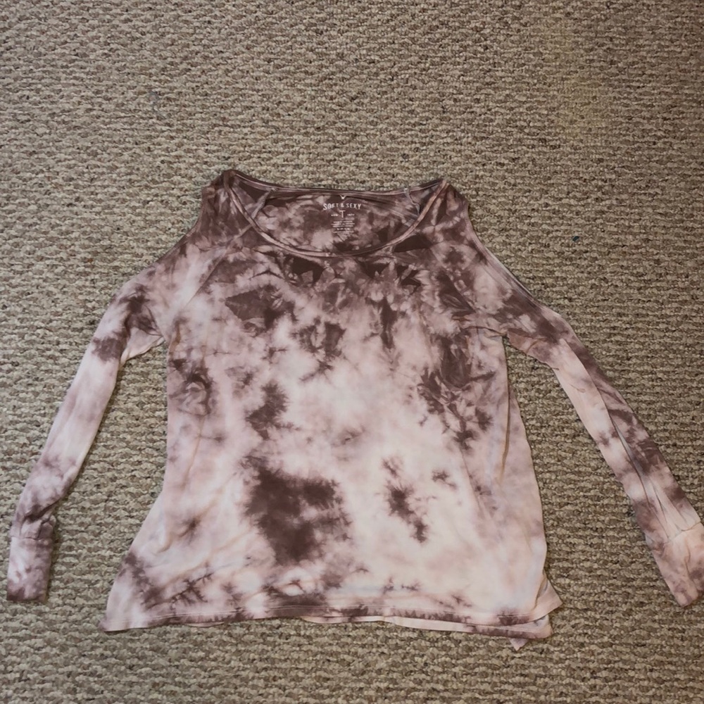 Flowy long sleeve with cut out shoulders